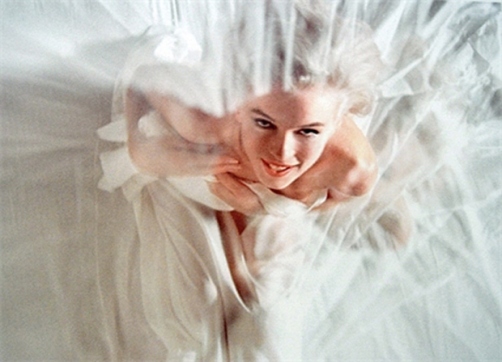 Marilyn-Monroe-on-Bed-09